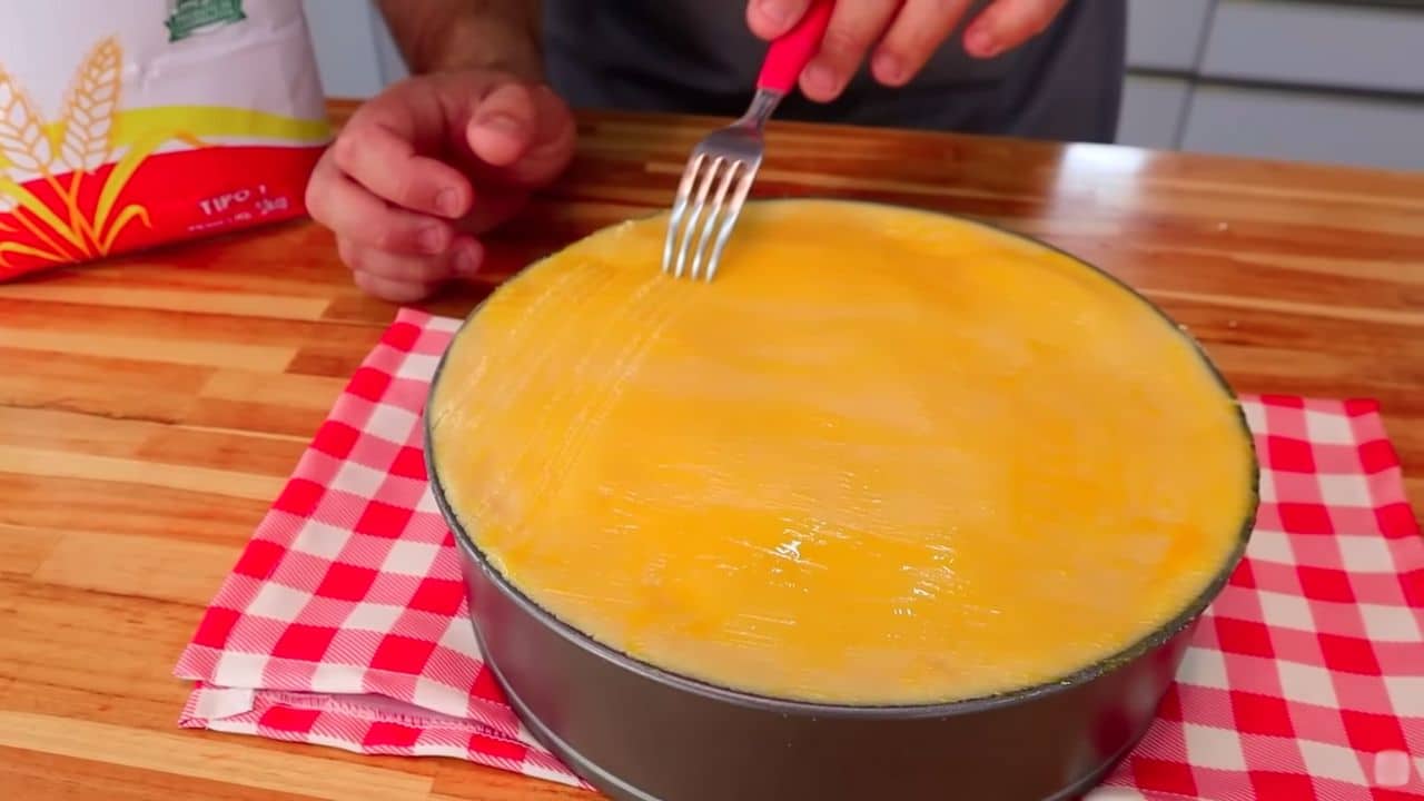 Finalizando a Torta Antes de ir ao Forno