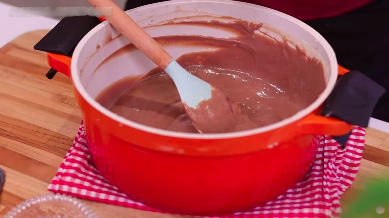 Preparando o creme de chocolate