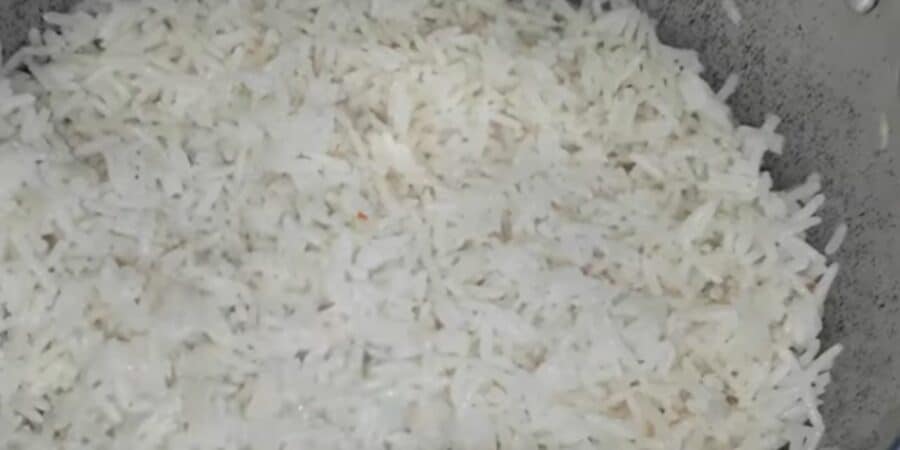 Como fazer arroz na panela de pressão?
