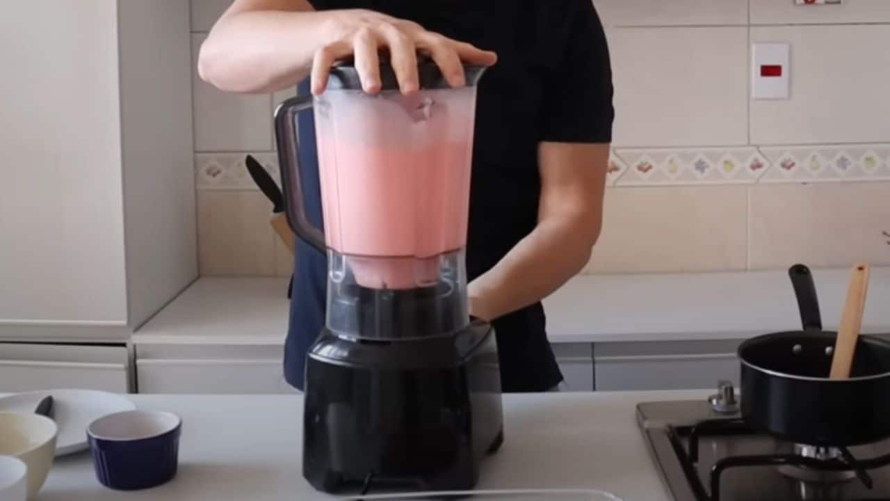 Incorporando o creme de leite