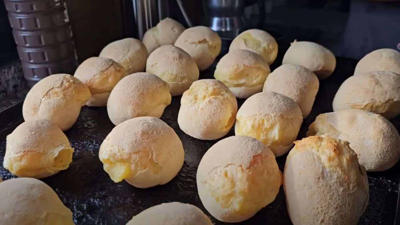 Pão de queijo assado