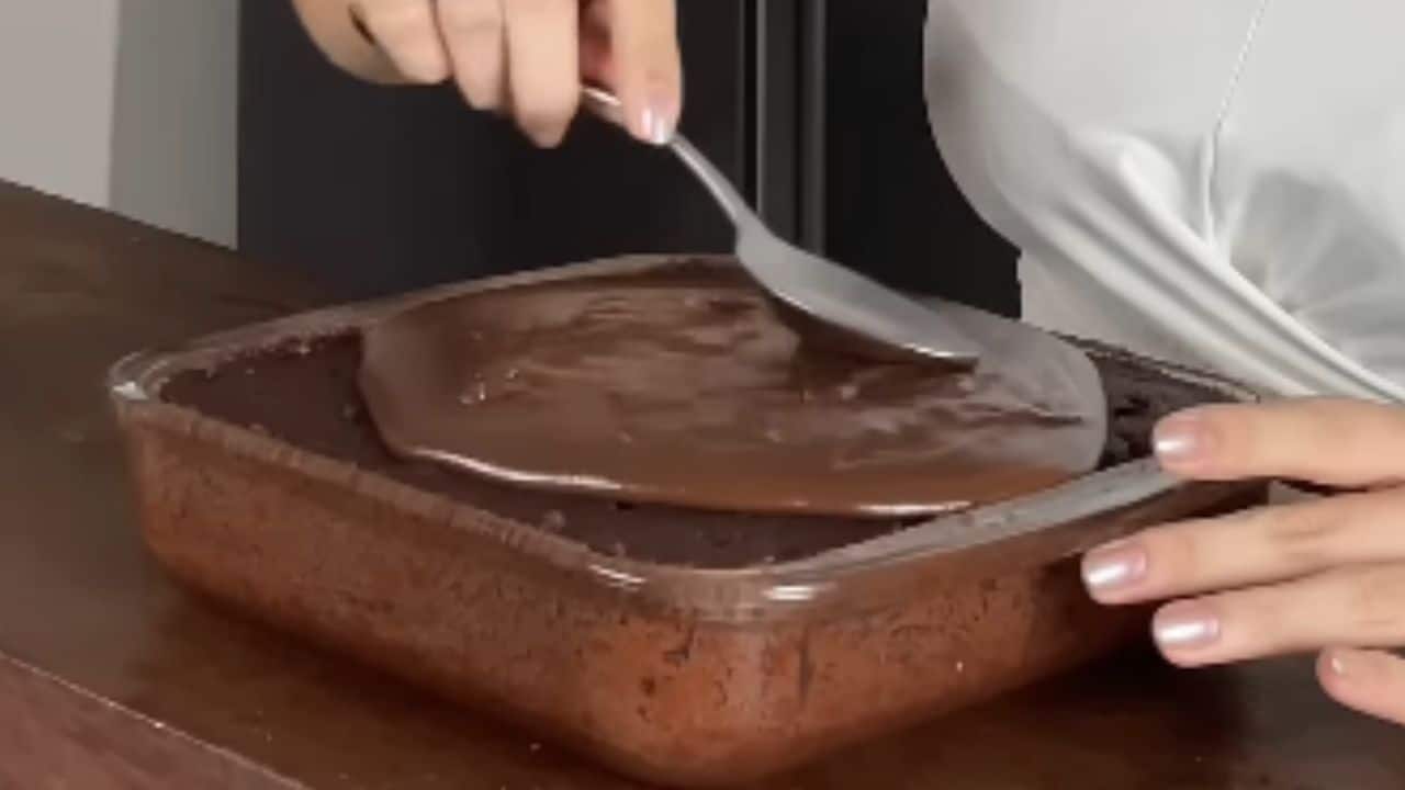 Cobrir o bolo com a cobertura