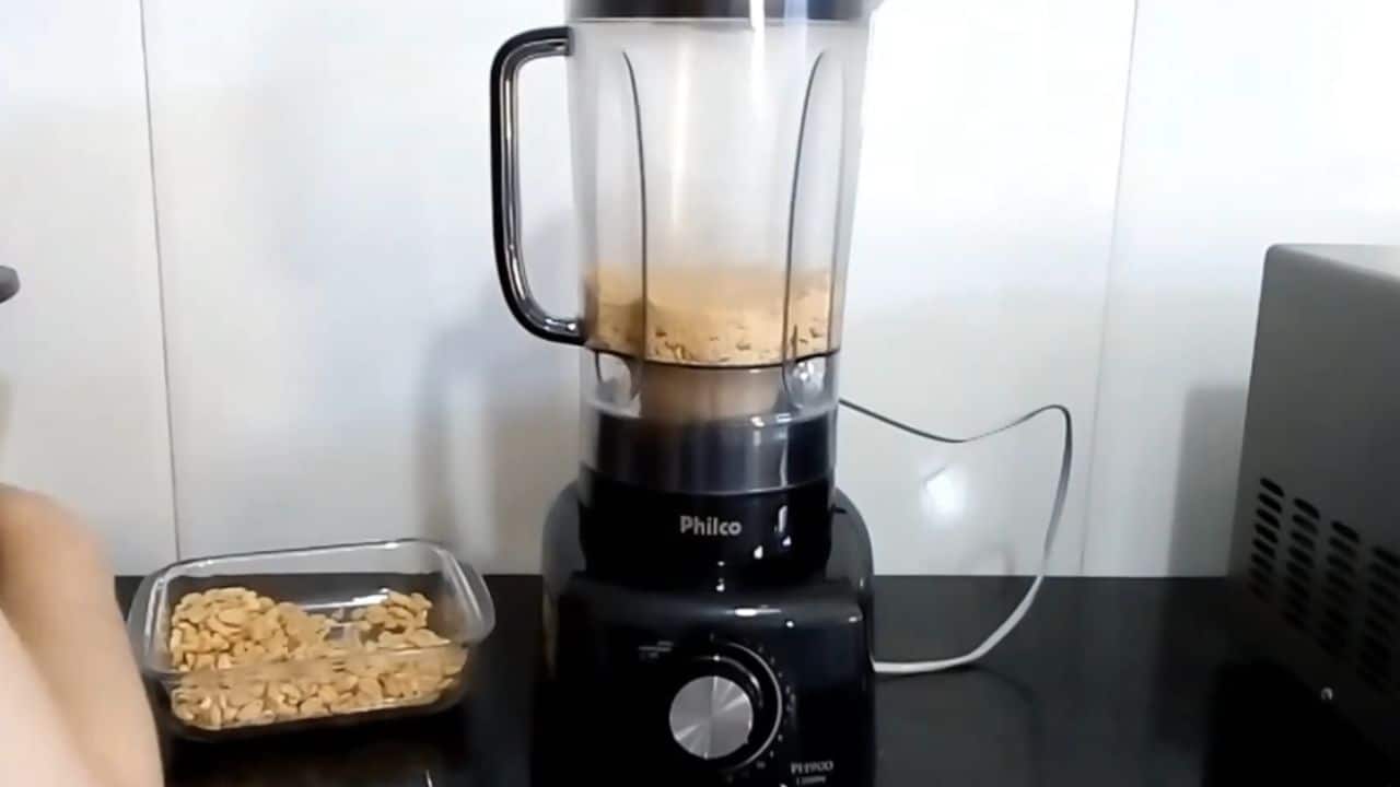 Triturar o amendoim no liquidificador