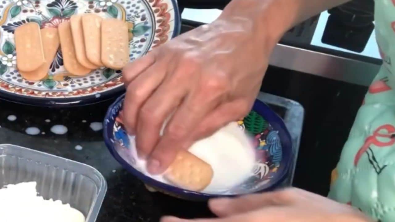 Umedecer os biscoitos