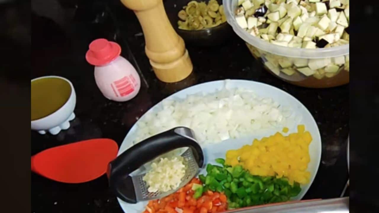 Corte os legumes e berinjelas