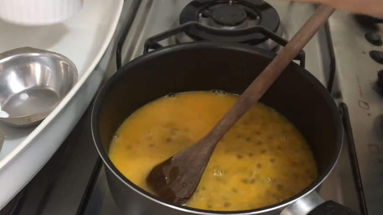 Fazer a calda de maracujá