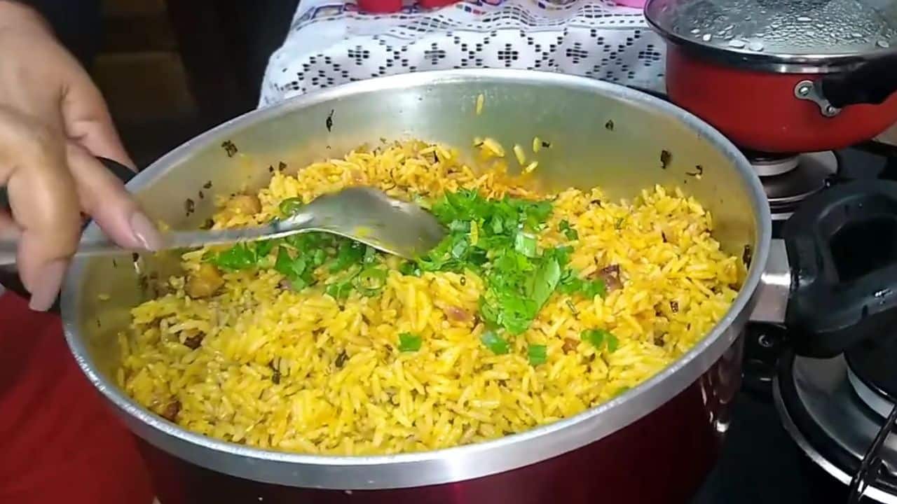 Finalizar com torresmo e cheiro verde