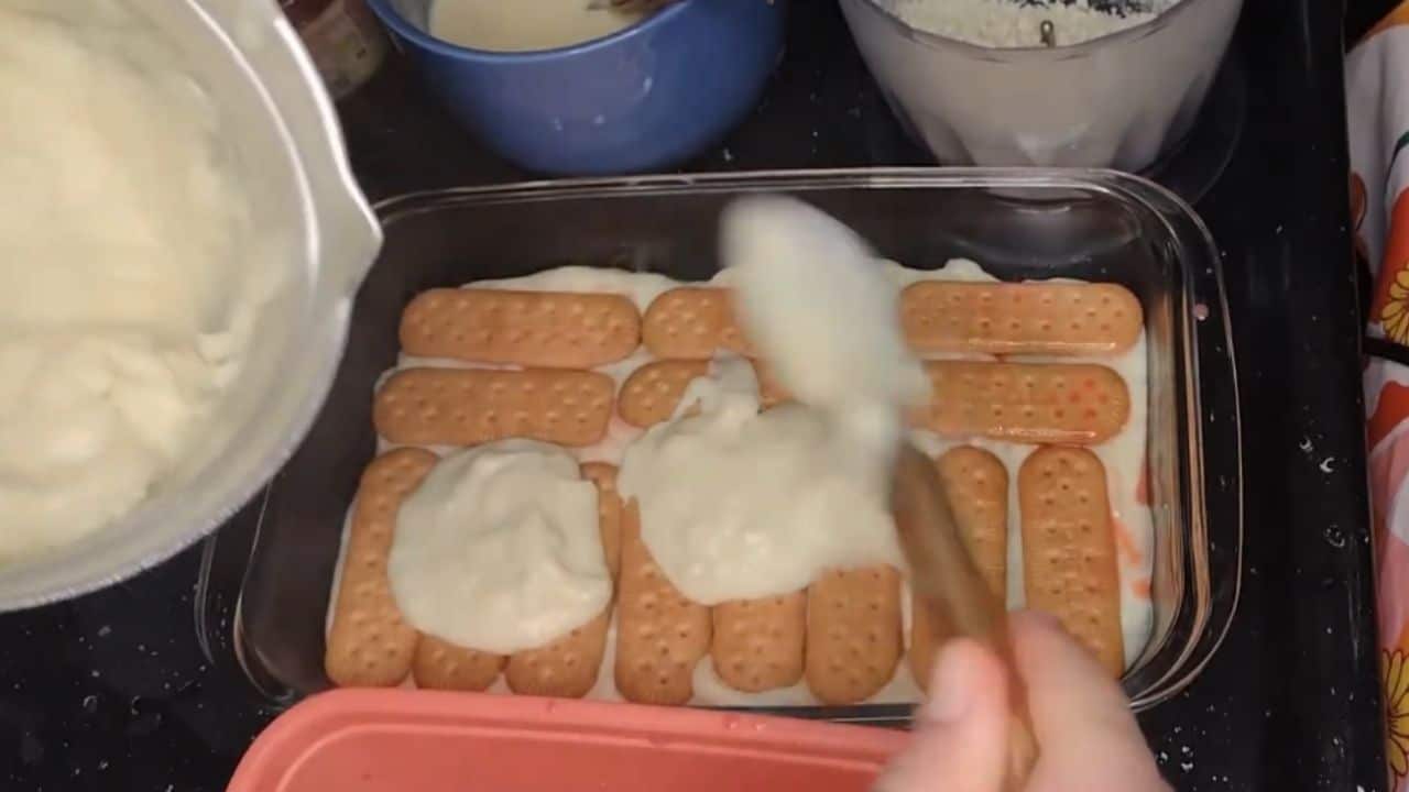 Intercalar creme e biscoitos