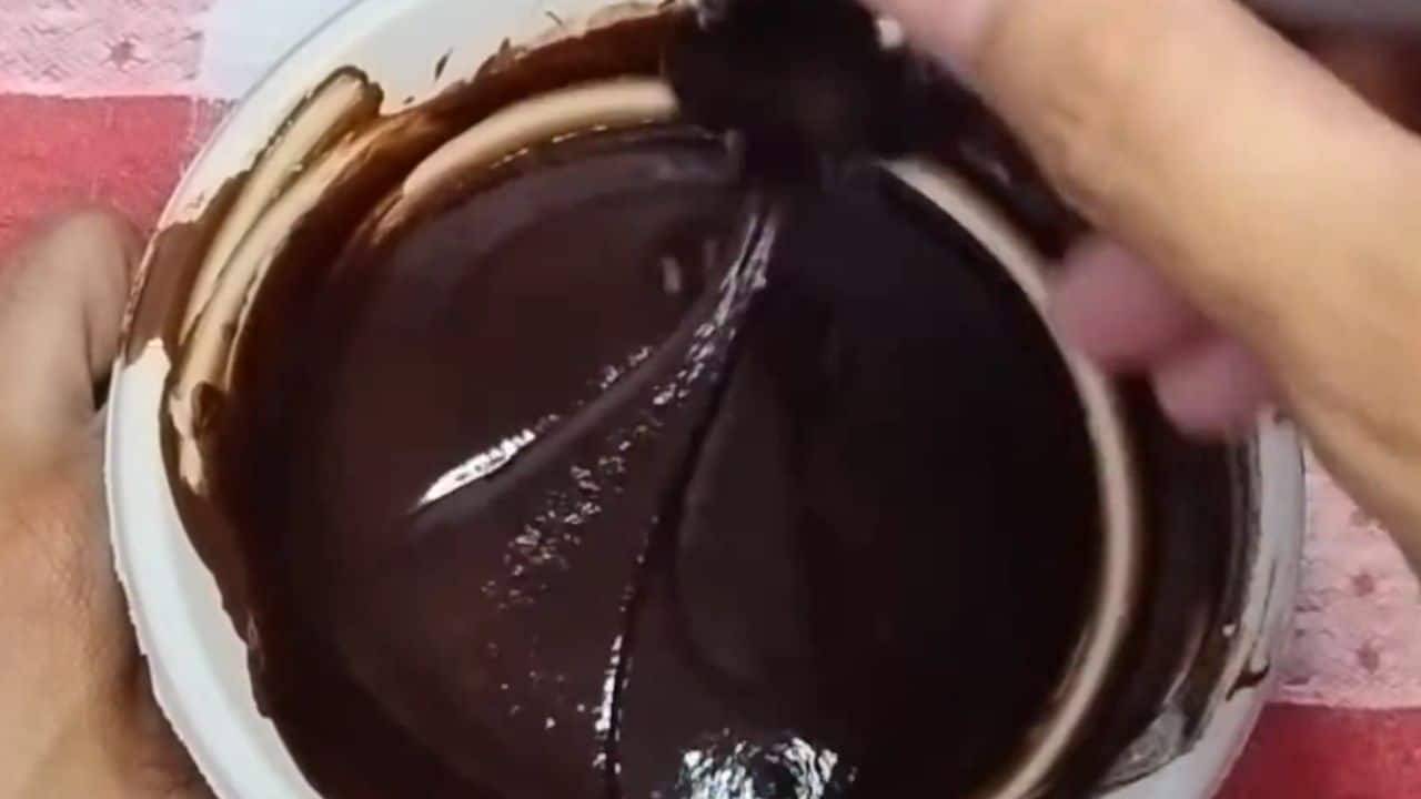 Picar o chocolate e derreter