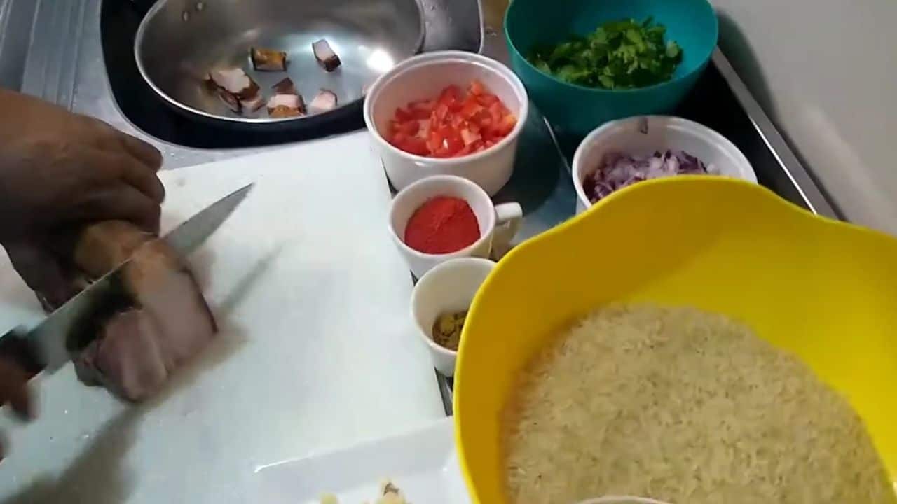 Preparo inicial do toucinho e dos ingredientes