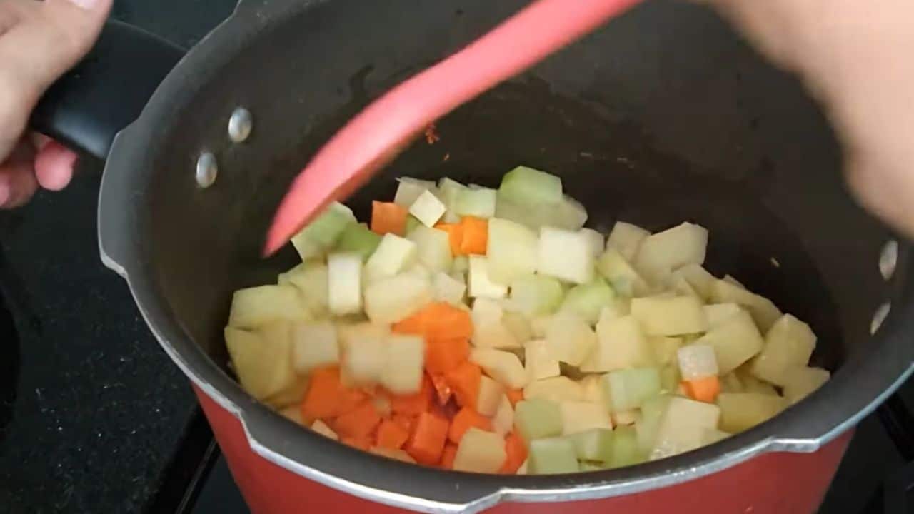 Selar os legumes no refogado