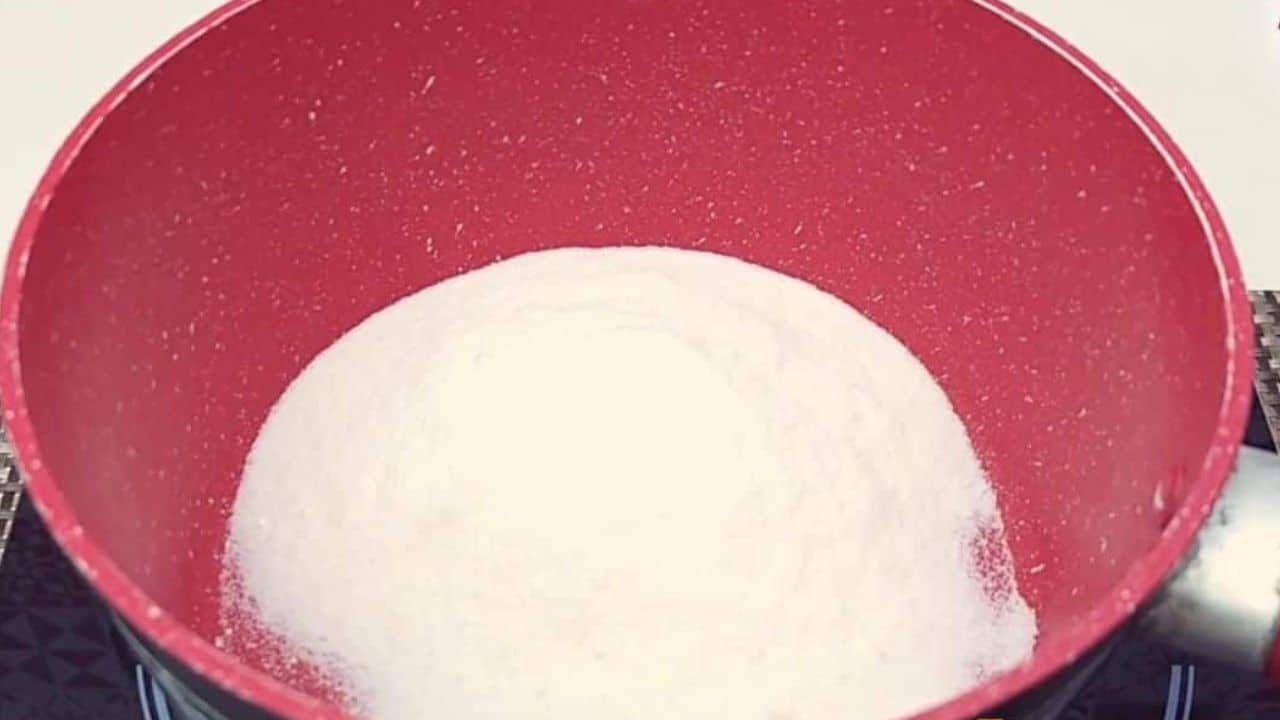 adicionar o acucar na panela