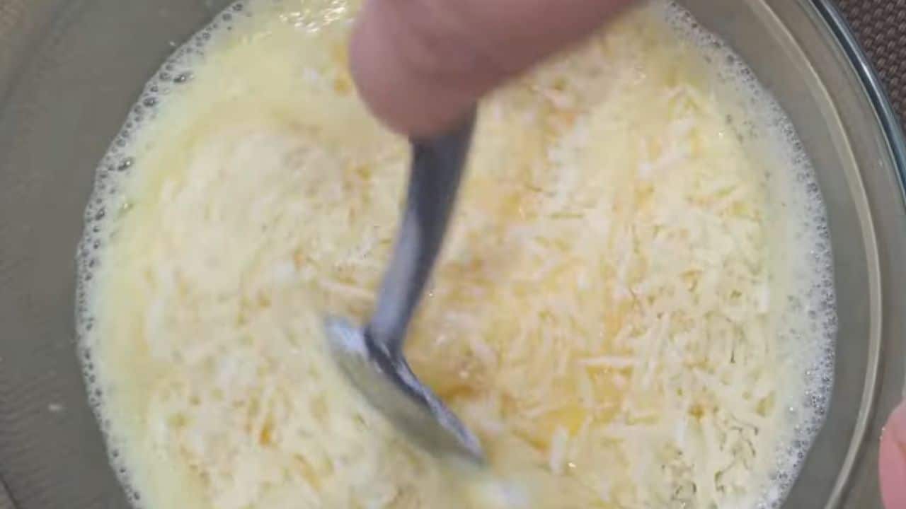 Tempere a massa da crepioca com queijo e sal
